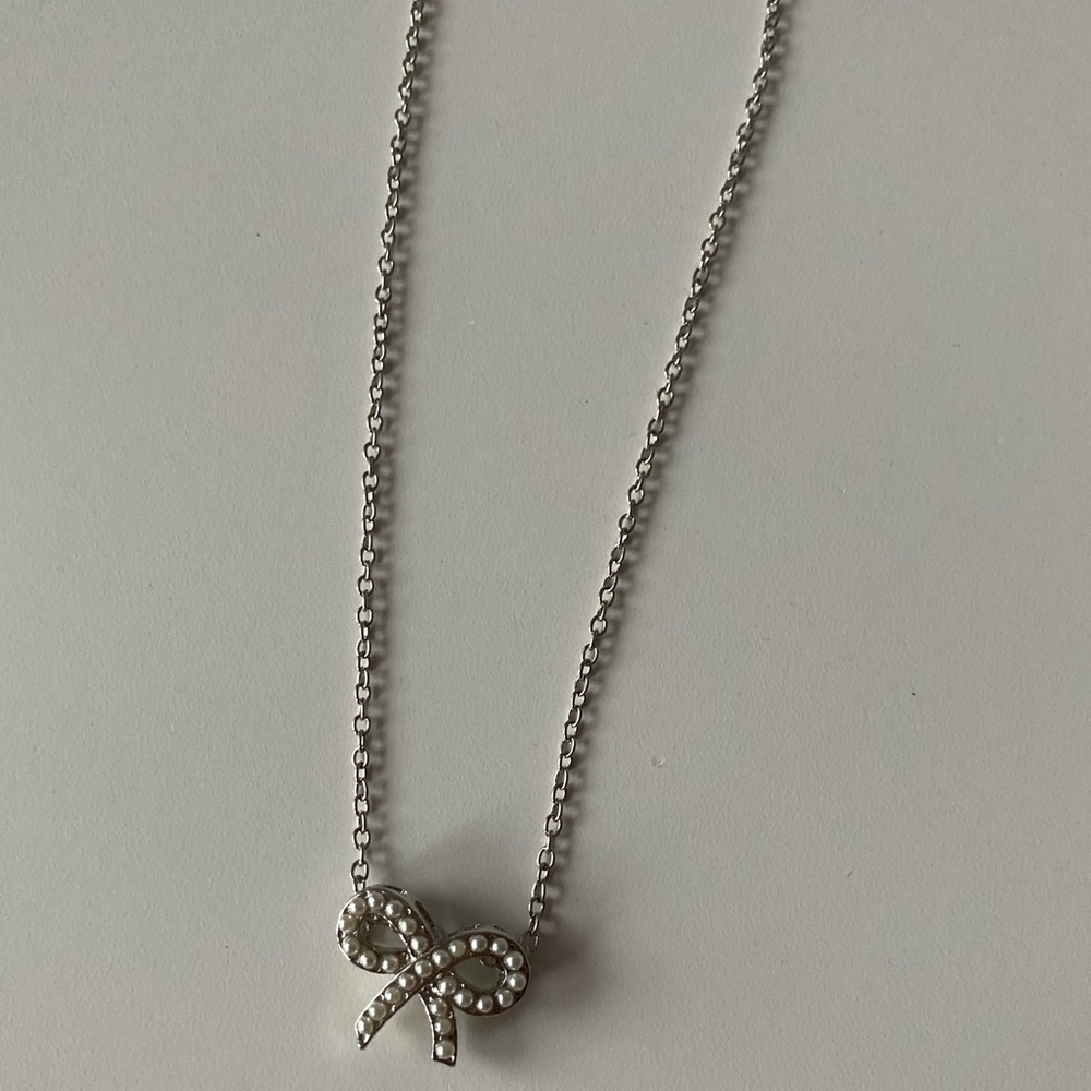 Pearl bow necklace